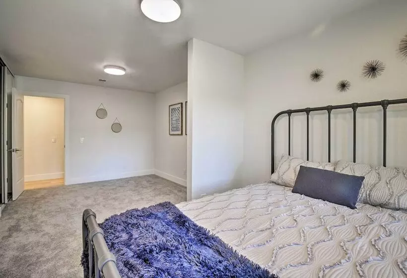 Family Retreat   Private Tennis Court & Game Room