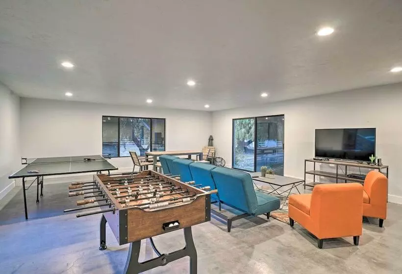 Family Retreat   Private Tennis Court & Game Room