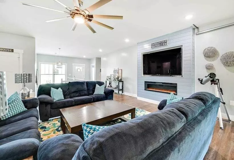 Family Friendly Russell Springs Home W/ Game Room!