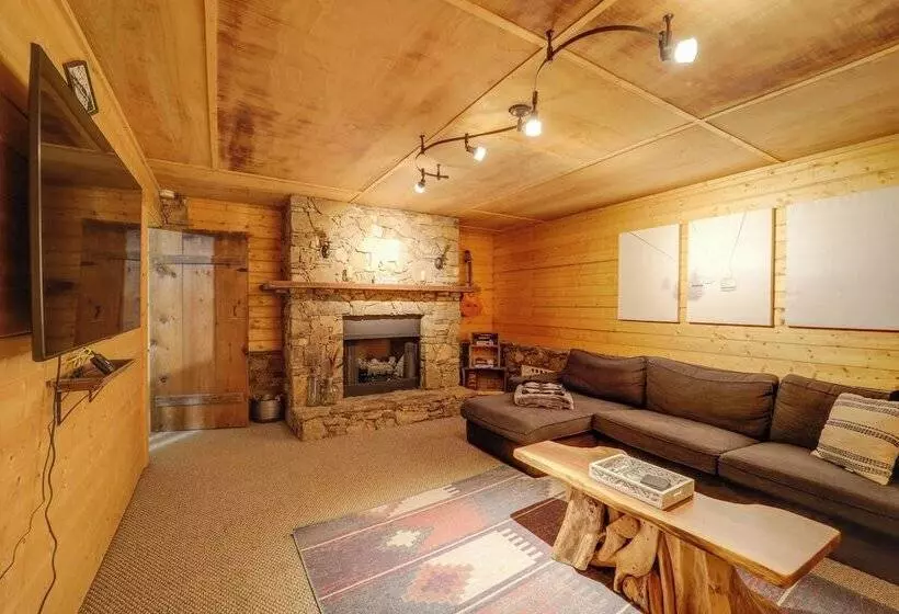 Gorgeous Boone Area Cabin W/ 2 Decks + Fireplaces!