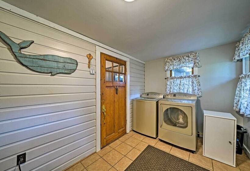 Idyllic Edinboro Escape: Walk To Beach & Lake