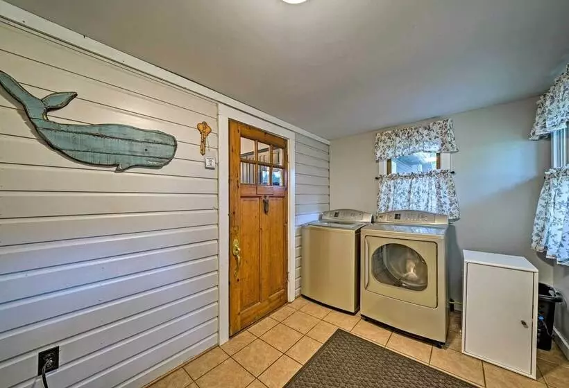 Idyllic Edinboro Escape: Walk To Beach & Lake