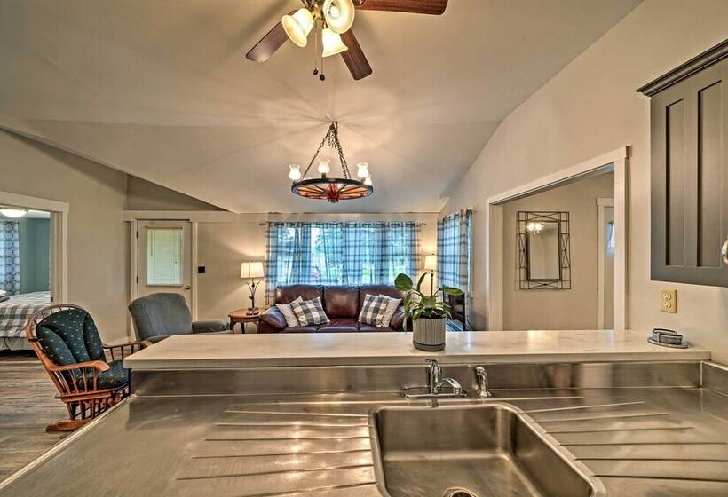 Idyllic Edinboro Escape: Walk To Beach & Lake