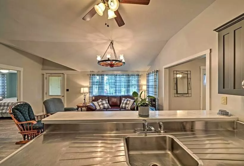 Idyllic Edinboro Escape: Walk To Beach & Lake