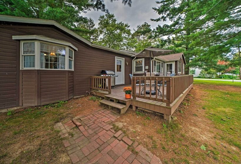 Idyllic Edinboro Escape: Walk To Beach & Lake