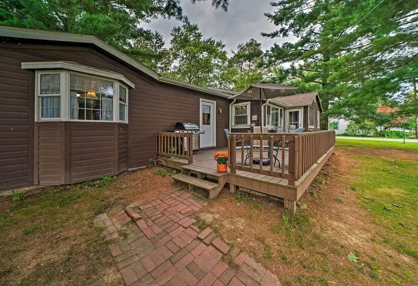 Idyllic Edinboro Escape: Walk To Beach & Lake