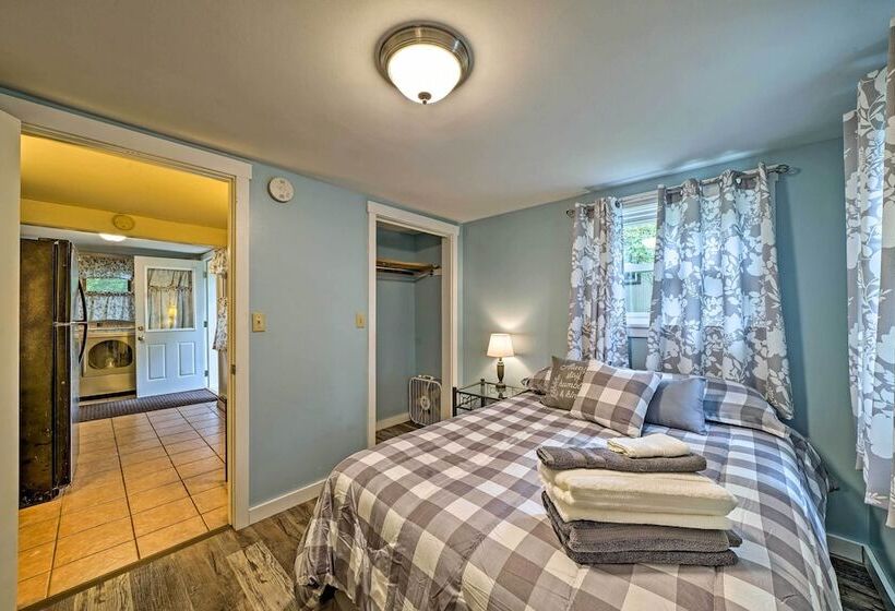 Idyllic Edinboro Escape: Walk To Beach & Lake