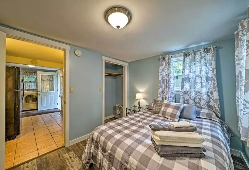 Idyllic Edinboro Escape: Walk To Beach & Lake