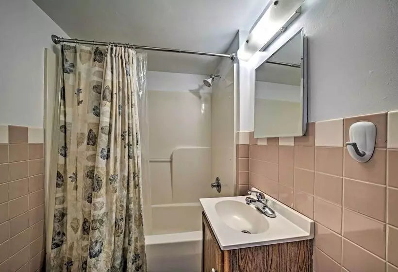 Idyllic Edinboro Escape: Walk To Beach & Lake