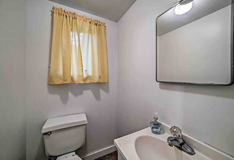 Idyllic Edinboro Escape: Walk To Beach & Lake