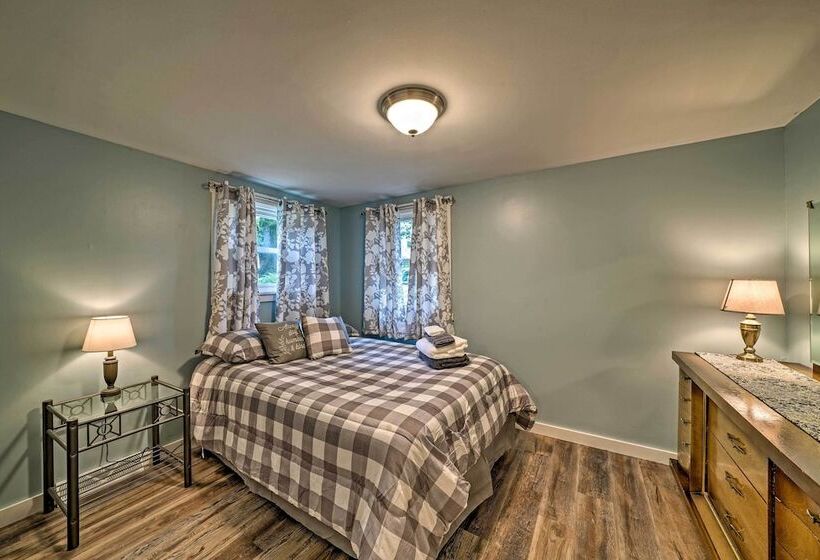 Idyllic Edinboro Escape: Walk To Beach & Lake