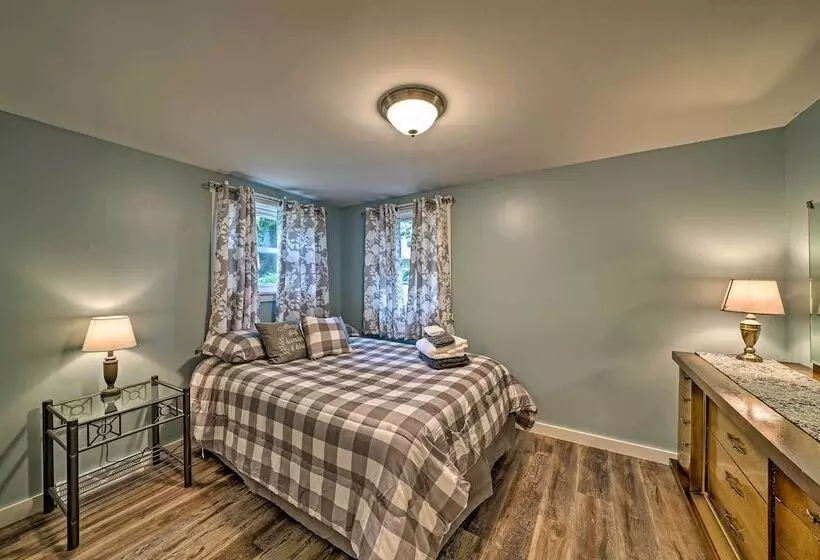 Idyllic Edinboro Escape: Walk To Beach & Lake