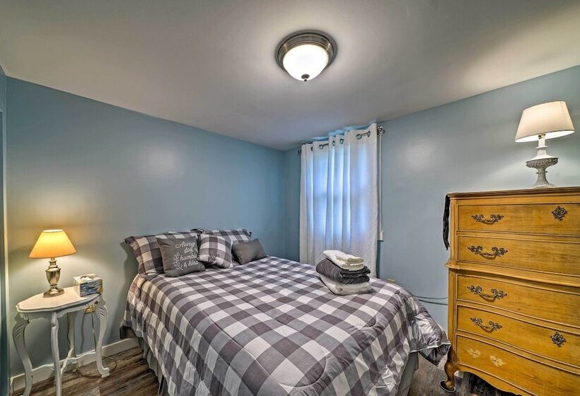 Idyllic Edinboro Escape: Walk To Beach & Lake