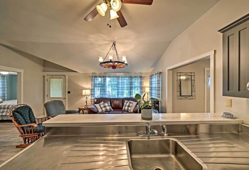 Idyllic Edinboro Escape: Walk To Beach & Lake