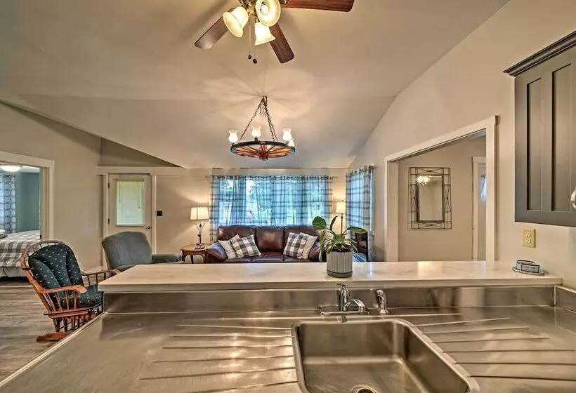 Idyllic Edinboro Escape: Walk To Beach & Lake