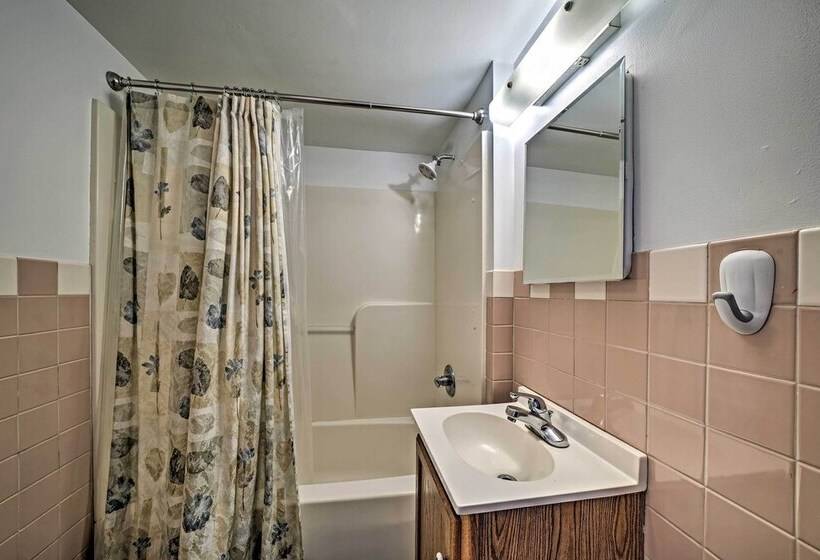 Idyllic Edinboro Escape: Walk To Beach & Lake