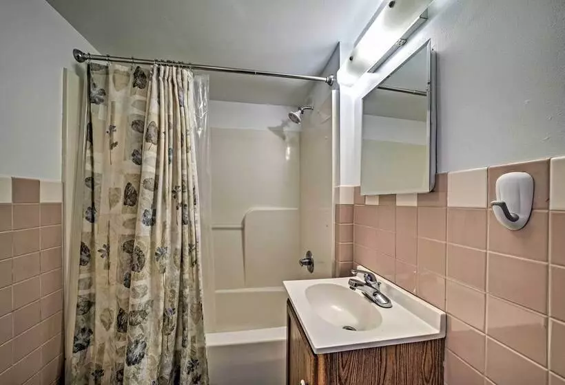 Idyllic Edinboro Escape: Walk To Beach & Lake