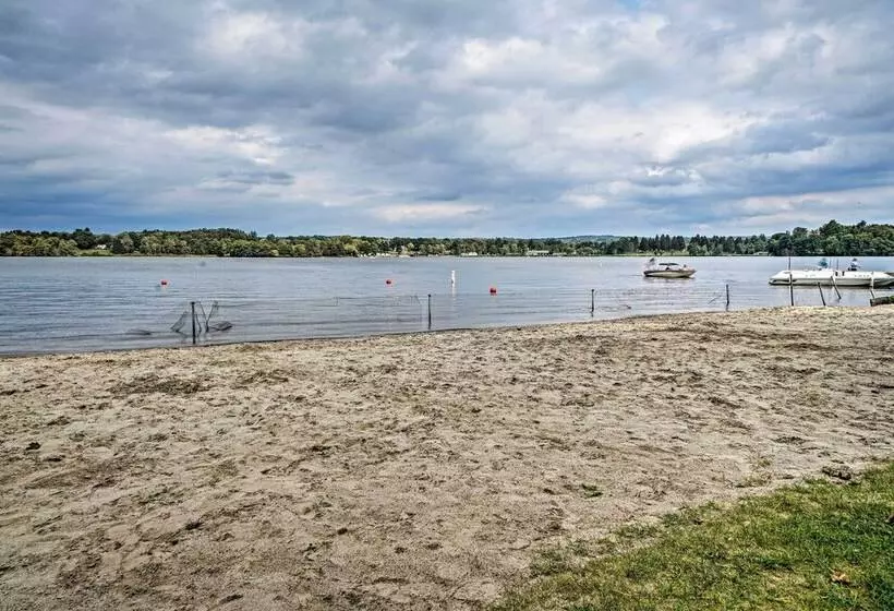 Idyllic Edinboro Escape: Walk To Beach & Lake