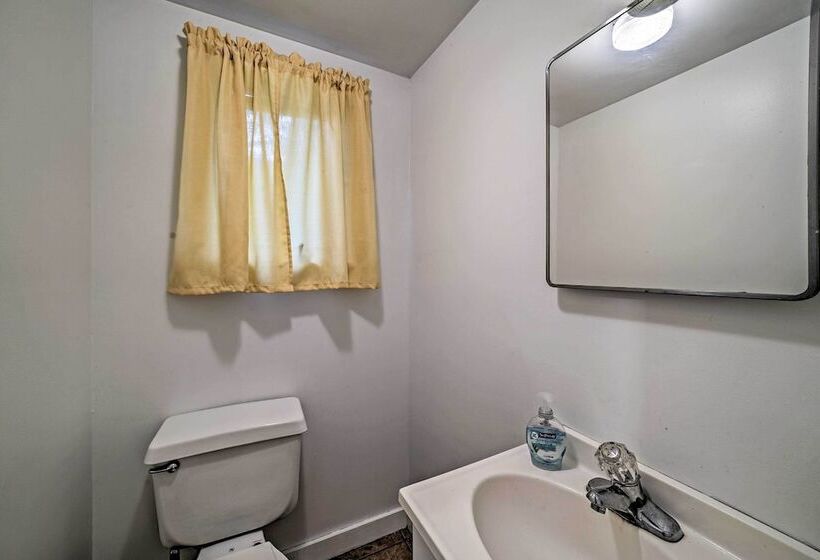 Idyllic Edinboro Escape: Walk To Beach & Lake