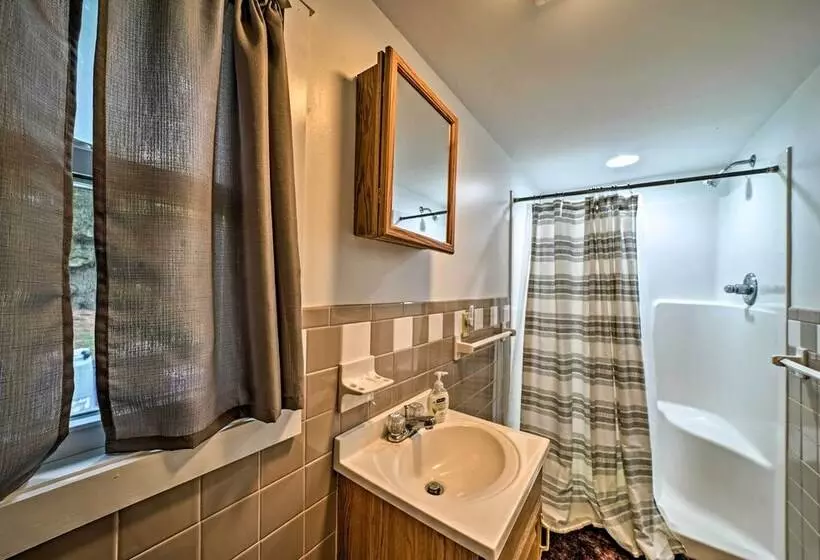 Idyllic Edinboro Escape: Walk To Beach & Lake