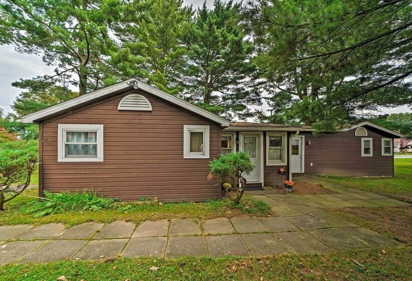 Idyllic Edinboro Escape: Walk To Beach & Lake