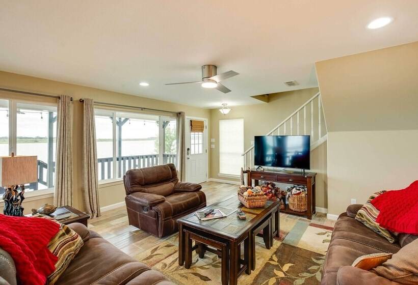 Lake Granbury Fishing Escape W/ Dock & Kayaks!