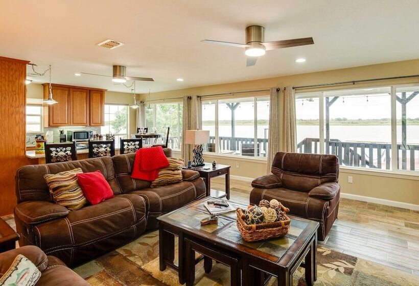 Lake Granbury Fishing Escape W/ Dock & Kayaks!