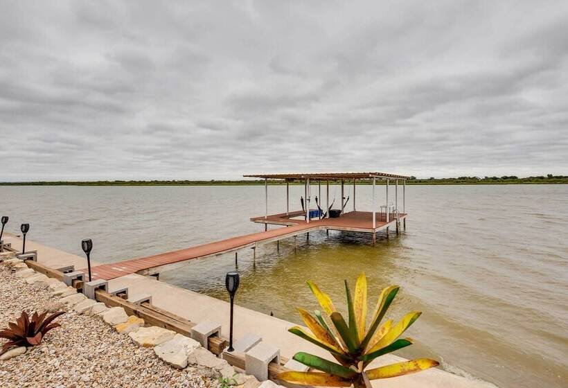 Lake Granbury Fishing Escape W/ Dock & Kayaks!