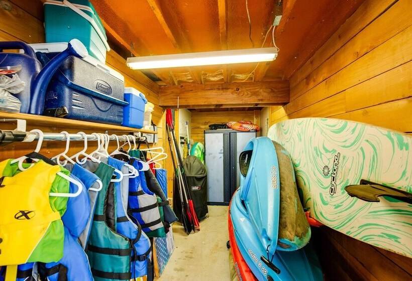 Lake Granbury Fishing Escape W/ Dock & Kayaks!