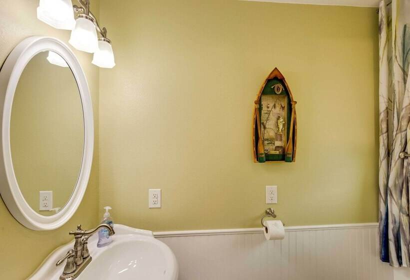 Lake Granbury Fishing Escape W/ Dock & Kayaks!