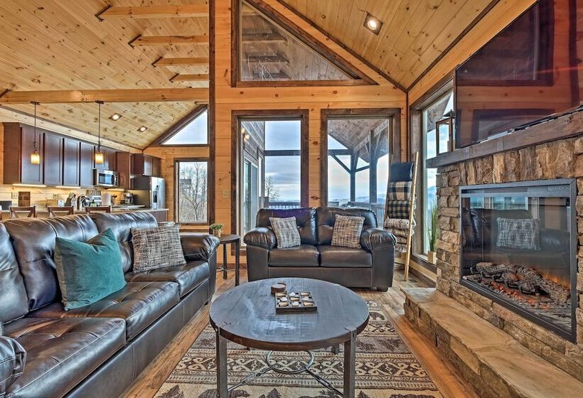 Lightning Bug Lookout: Luxury Mountain View Cabin!