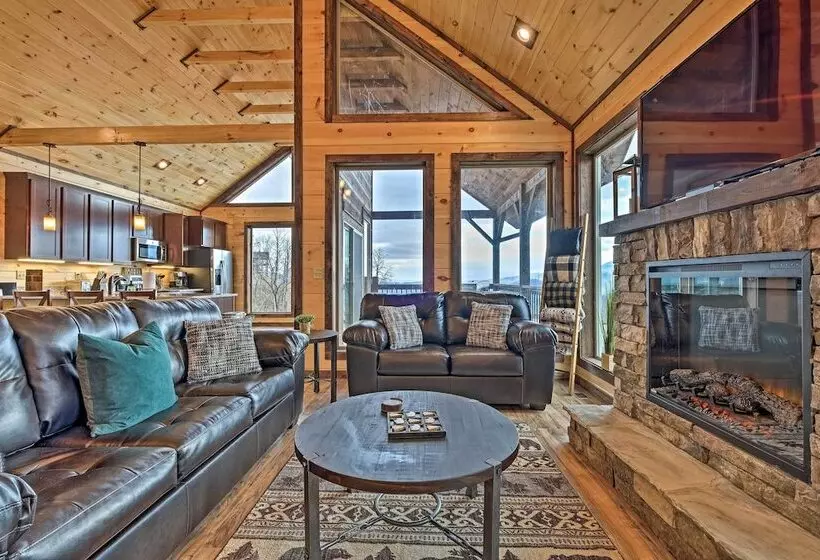Lightning Bug Lookout: Luxury Mountain View Cabin!