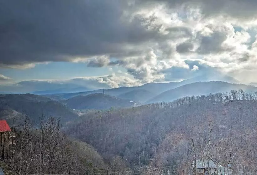 Lightning Bug Lookout: Luxury Mountain View Cabin!