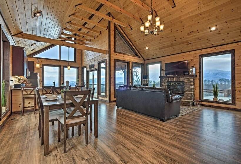 Lightning Bug Lookout: Luxury Mountain View Cabin!