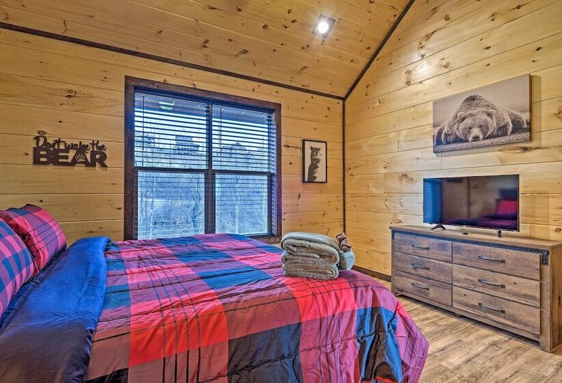 Lightning Bug Lookout: Luxury Mountain View Cabin!