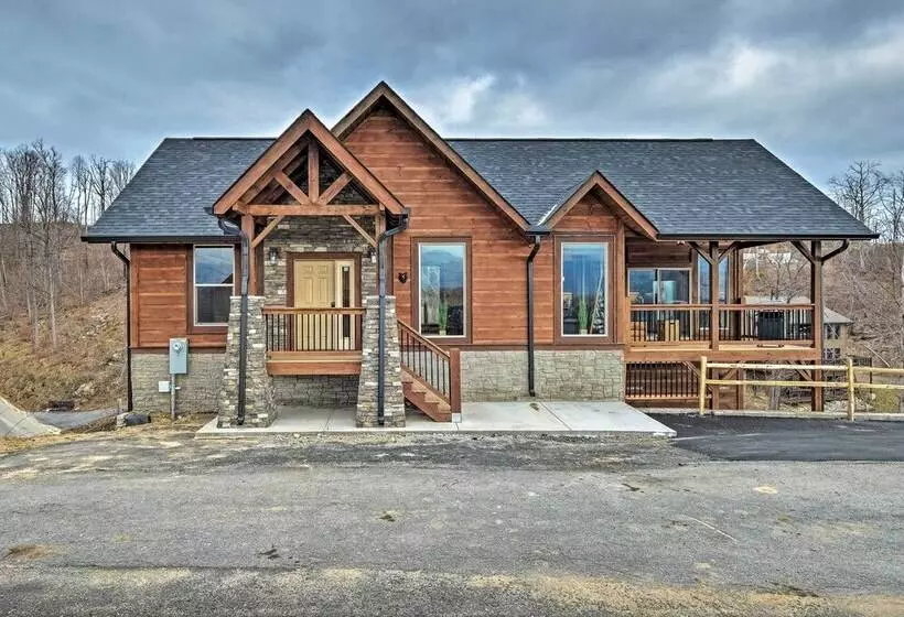 Lightning Bug Lookout: Luxury Mountain View Cabin!