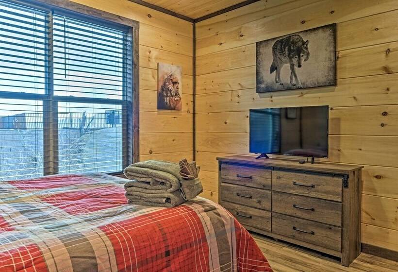 Lightning Bug Lookout: Luxury Mountain View Cabin!