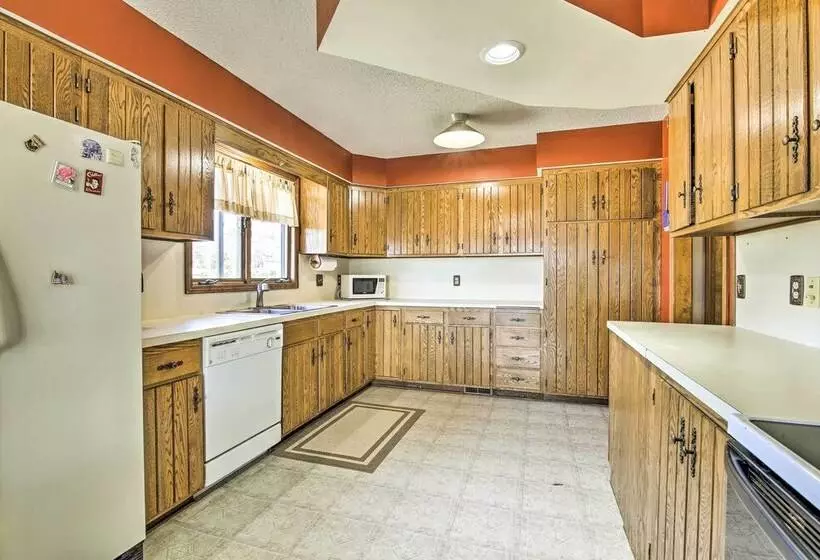 Milford Lake Vacation Rental: Walk To Beach!