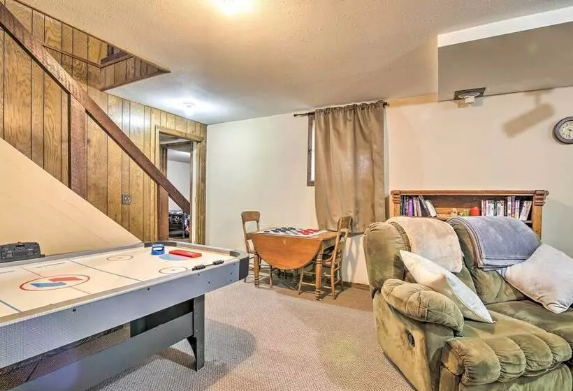 Milford Lake Vacation Rental: Walk To Beach!