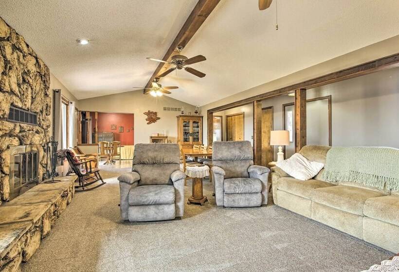 Milford Lake Vacation Rental: Walk To Beach!