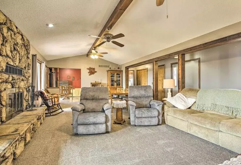 Milford Lake Vacation Rental: Walk To Beach!