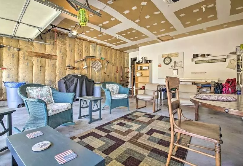 Milford Lake Vacation Rental: Walk To Beach!