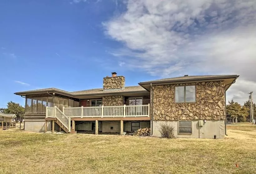 Milford Lake Vacation Rental: Walk To Beach!