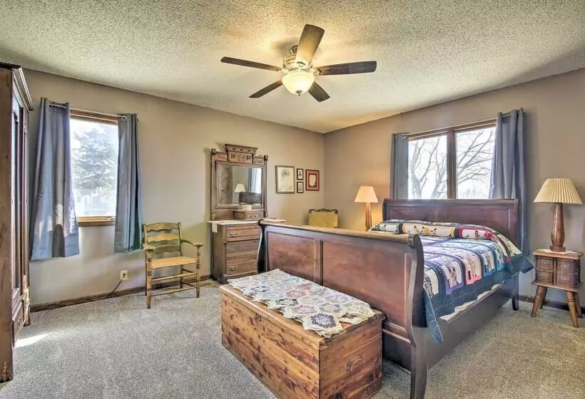 Milford Lake Vacation Rental: Walk To Beach!