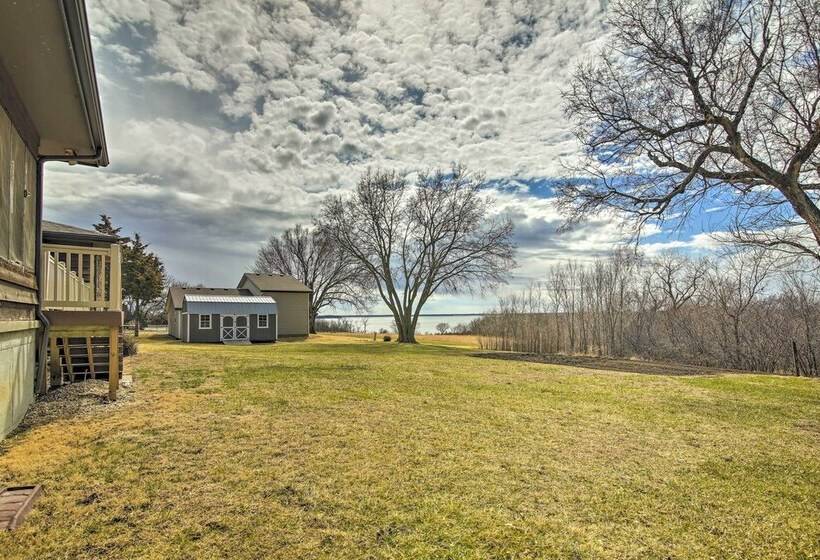 Milford Lake Vacation Rental: Walk To Beach!