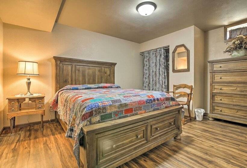 Milford Lake Vacation Rental: Walk To Beach!