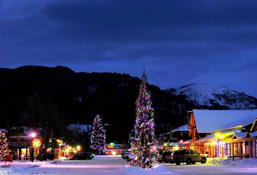 Fireplace & Deck: Modern Cabin In Grand Lake!