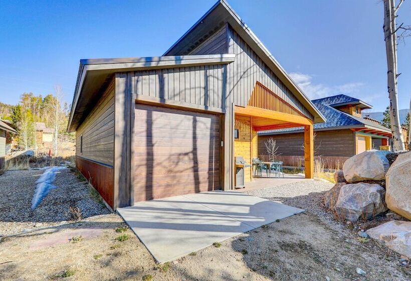 Fireplace & Deck: Modern Cabin In Grand Lake!