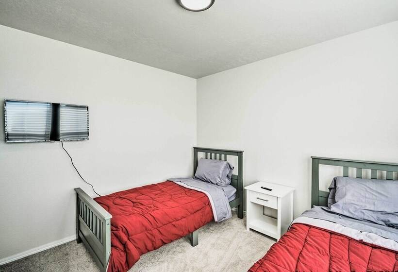 Newly Built Caldwell Home W/ Yard, Near Downtown!