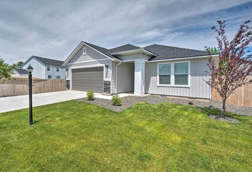 Newly Built Caldwell Home W/ Yard, Near Downtown!
